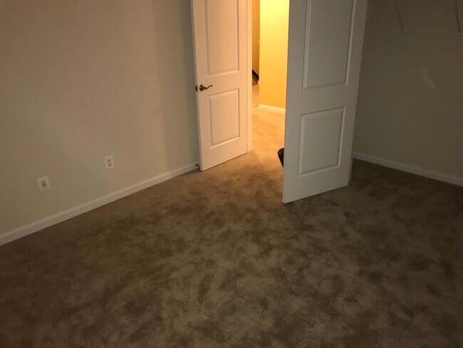 Bedroom available for rent with double-door closet - 2719 Pinebrook Rd