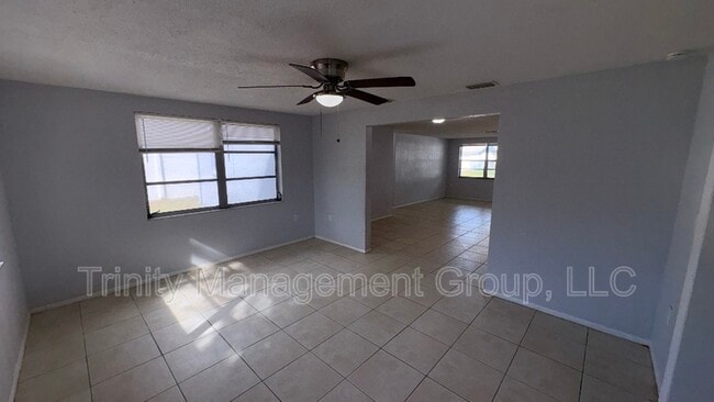 Foto del edificio - 8943 Windsong Ln