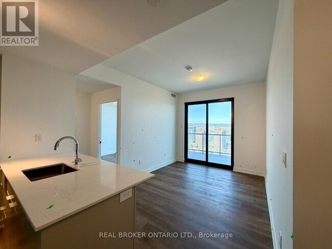 Photo du bâtiment - 2075 Lakeshore Rd.