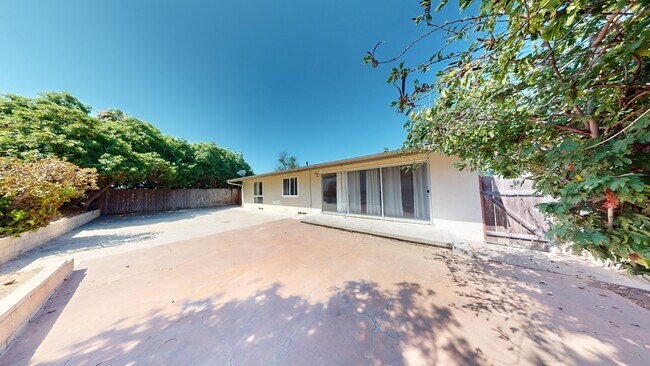 Building Photo - 5311 Saxon St