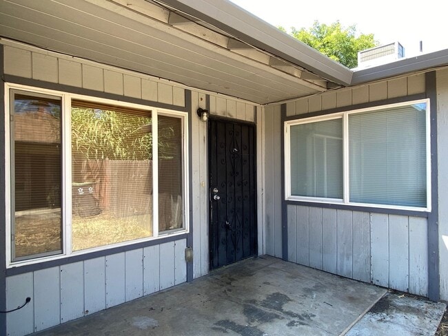 Building Photo - Spacious Duplex with Two Bedrooms, Two Bat...