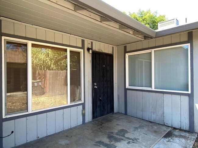 Foto del edificio - Spacious Duplex with Two Bedrooms, Two Bathrooms and Two Car Garage