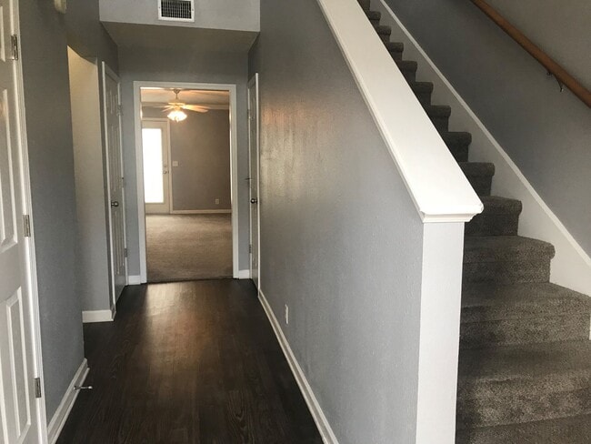 Building Photo - 2BR, 2.5BA Townhome with Garage in Blackma...