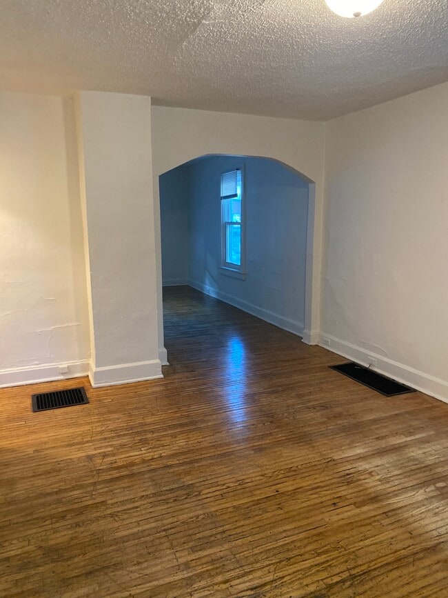 Dining Room - 633 E Johnson St