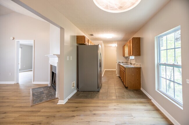 Building Photo - 4750 Rhett Dr
