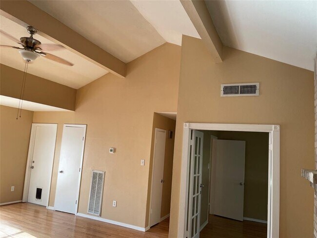 Building Photo - 1011 E Brompton Dr