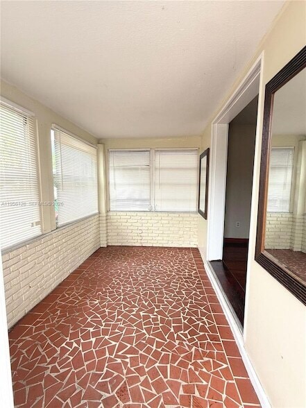 Foto del edificio - 1062 NE 38th St