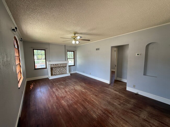 Building Photo - Two bedroom, One bathroom, Pet Friendly Home!