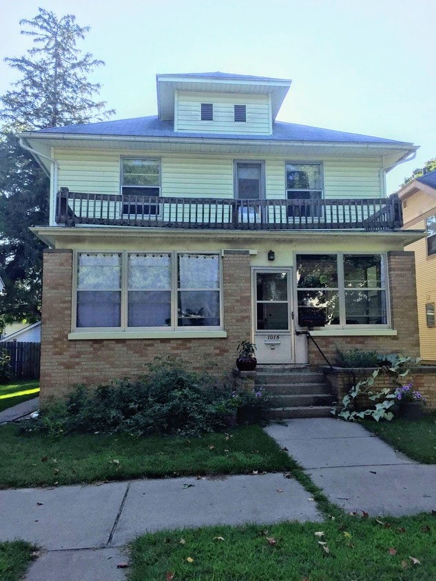 1016 Fremont Ave NW Unit 2, Grand Rapids, MI 49504 Apartment for Rent in Grand Rapids, MI