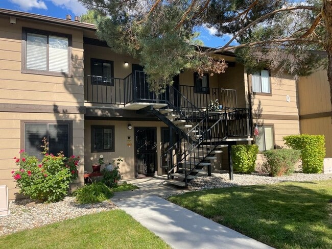 Building Photo - One Bedroom Condo with Den in Southeast Reno