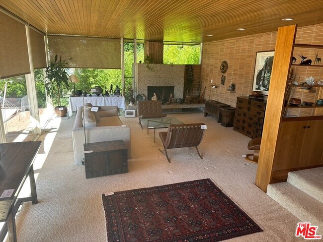 Building Photo - 590 N Tigertail Rd