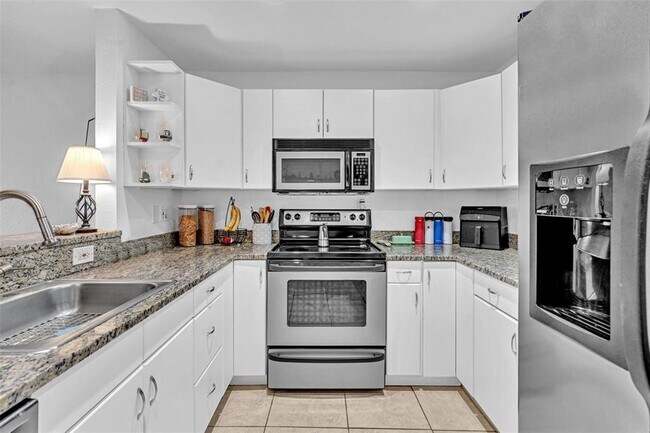 Building Photo - 2715 NE 49th St