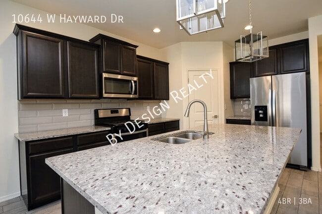 Building Photo - Like-New 4BR/3BA Corner Lot Home in Gladde...
