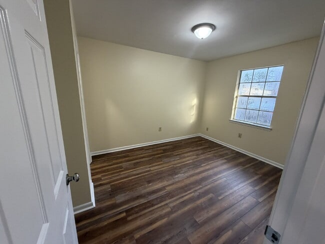 Building Photo - Apartment for Rent