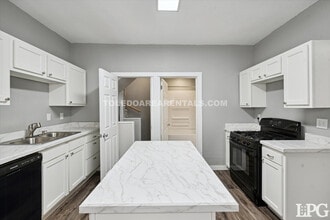 Building Photo - 365 Burger St