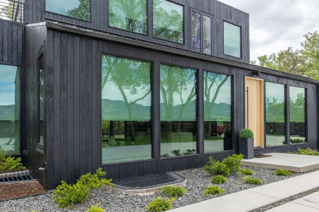 Foto del edificio - Modern Luxury Rental with Unobstructed Fla...