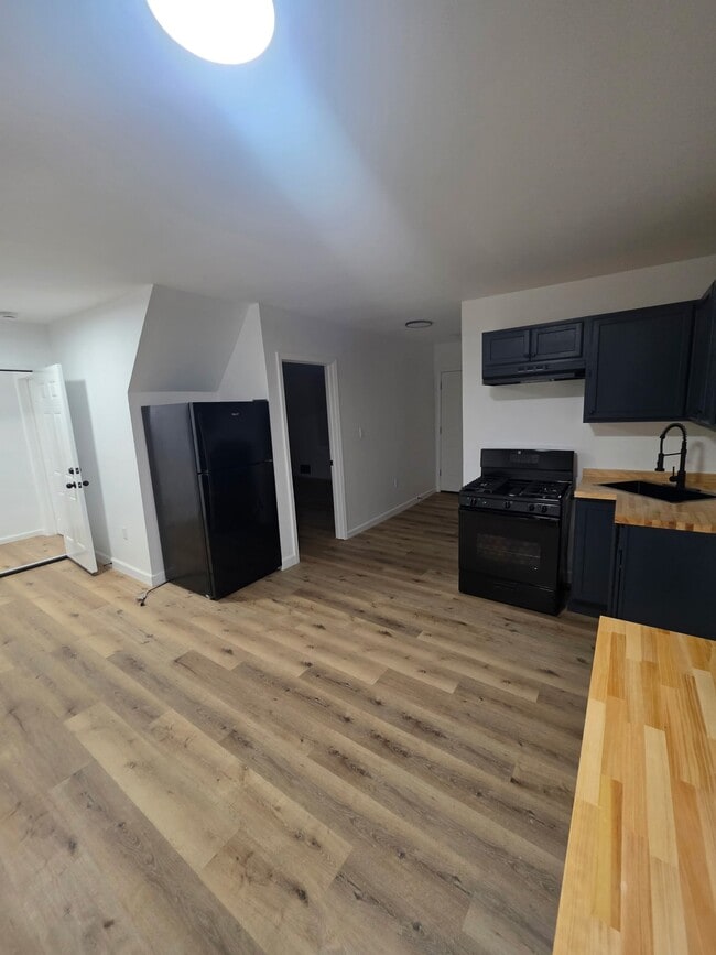 Building Photo - 3061 W 46th St