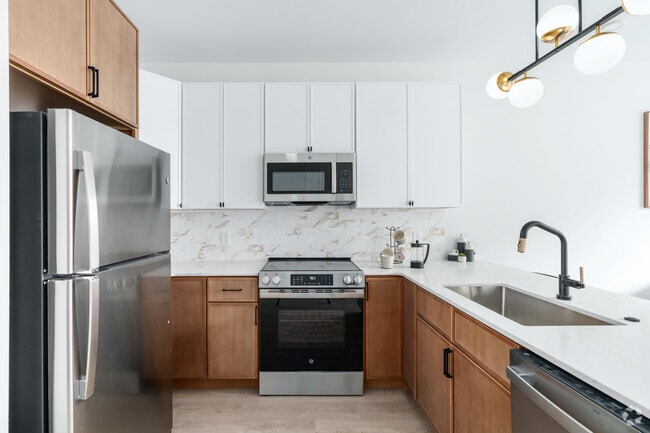 1BR, 1BA - 707SF - Kitchen - 23 West