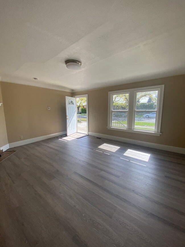 Building Photo - L205