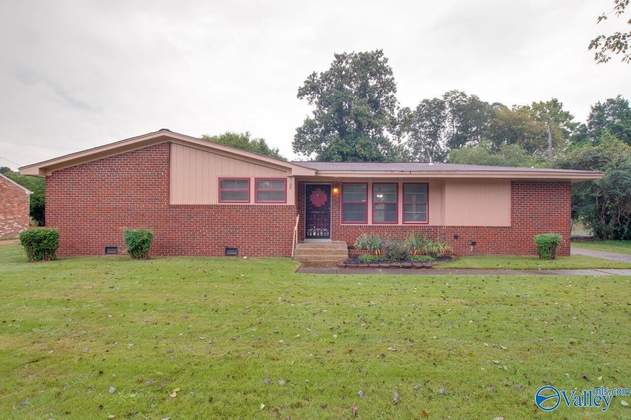 Foto principal - 4108 Lakeview Dr NW