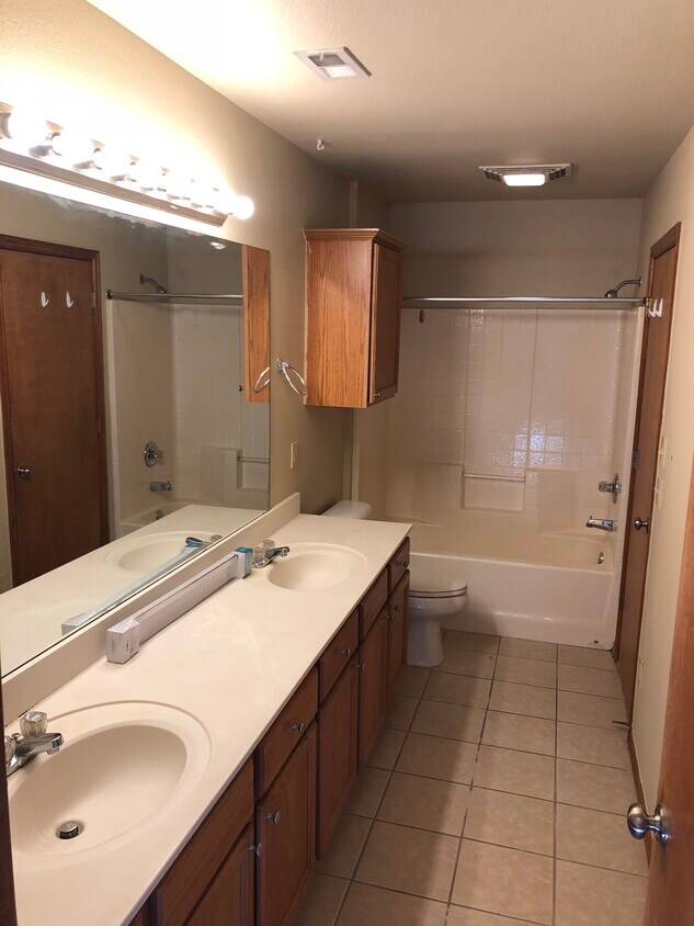 Foto principal - 1307 Commerce Dr