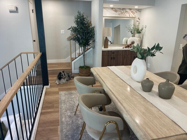 Comedor con espacio de almacenamiento - 13135 Mindanao Way