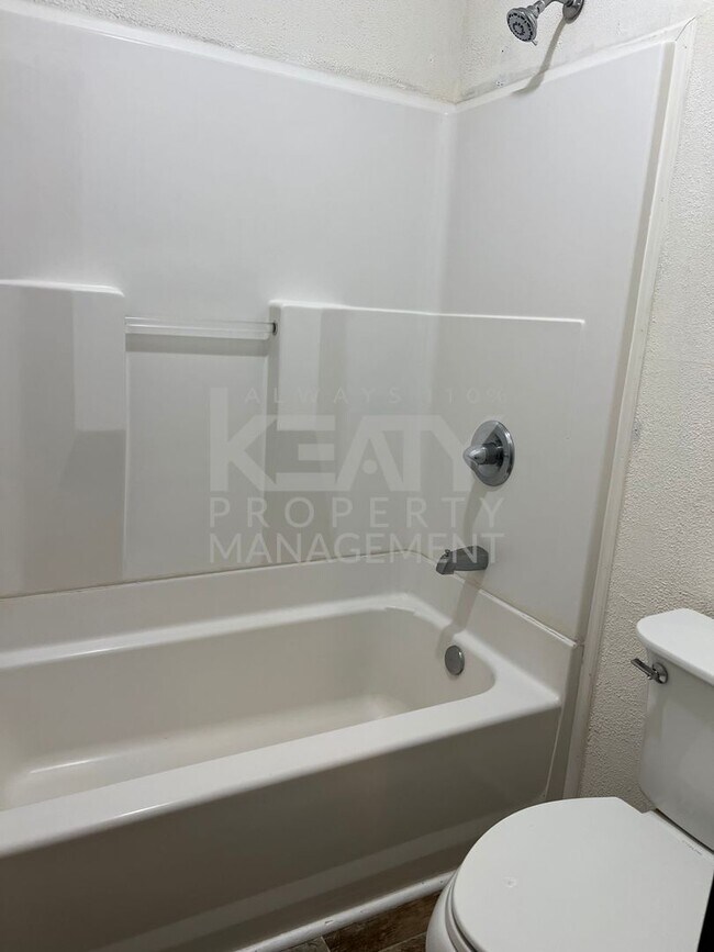 Building Photo - 3 Bedroom, 1.5 Bathroom Townhouse Now Avai...