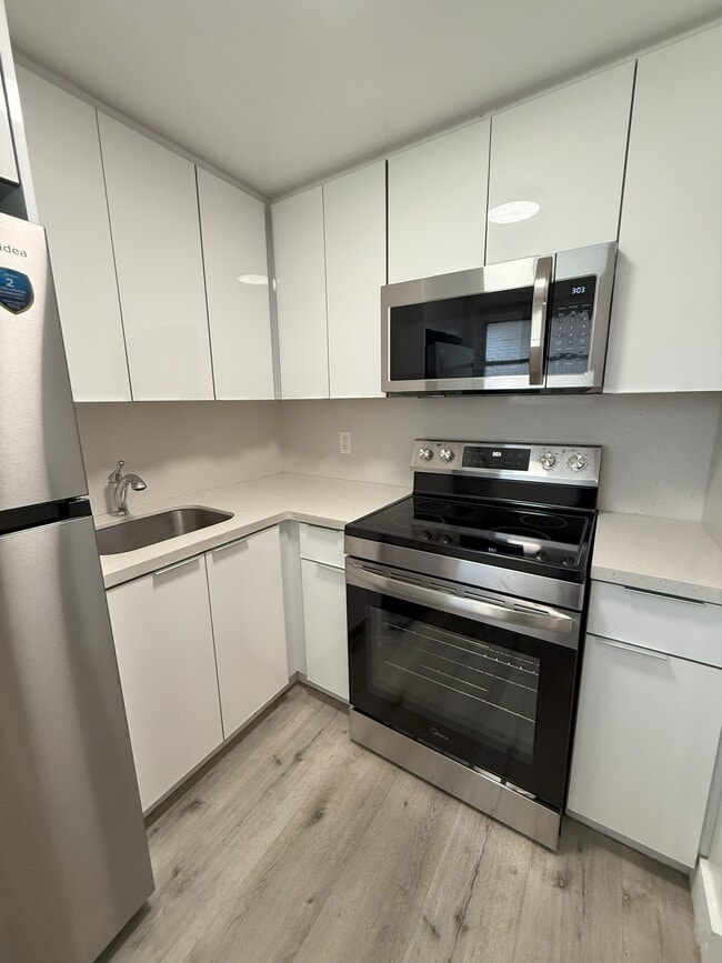 Kitchen - Alhambra Apartments