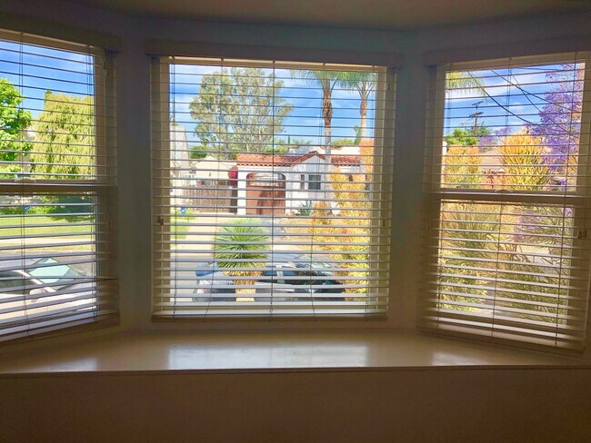 Foto del edificio - Stunning & Spacious Duplex w/Hwd+Laundry i...