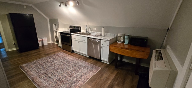 Building Photo - 216 N Summit St