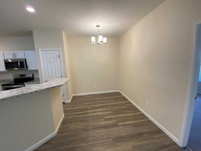 Building Photo - 3 Bedroom 2 Bath Single story end unit.