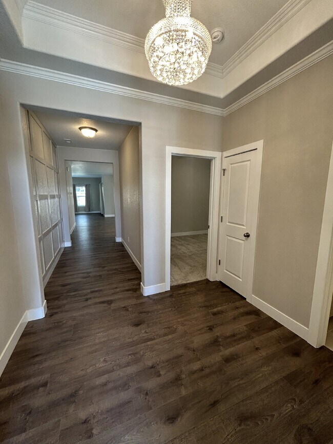 Foto del edificio - 4-Bedroom Home with Fireplace at 6192 Harm...