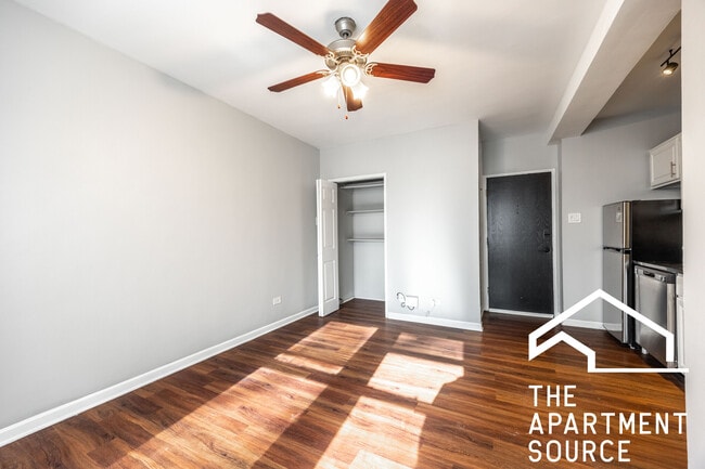 Building Photo - 1125 N La Salle Dr