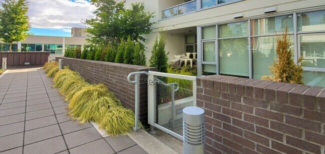 Foto del edificio - One of kind 7th terrace unit in reputable ...