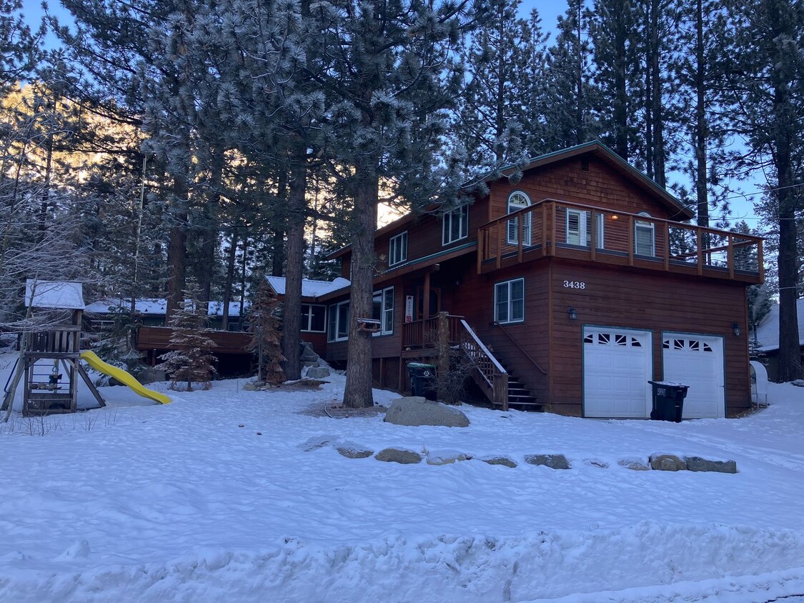 Primary Photo - Upscale Mountain Home with Garage