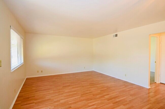 Foto del edificio - 5680 Calmor Ct