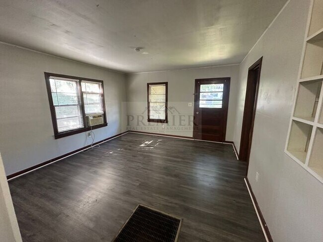 Building Photo - 1 bd/1 ba -1017 S Glenwood Dr #A, Independence, MO 64053 DUPLEX - Rent $825 - FRONT OF Duplex