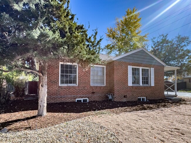 Building Photo - Spacious 5-Bedroom Gem on Locust Street – ...