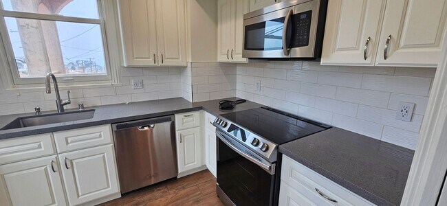 Foto del edificio - Golden Gate Heights: Remodeled, Spacious Studio w/ A/C, Laundry In-Unit and Dishwasher