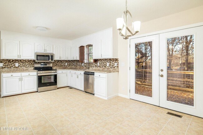 Building Photo - Maryville 37803 - 3 bedroom, 2 bath - call Jackie Mills 865-748-2851