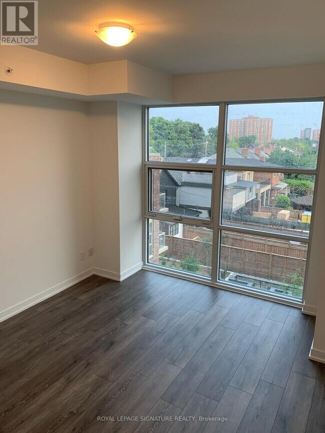 Photo du bâtiment - 1787-1787 St Clair Ave W