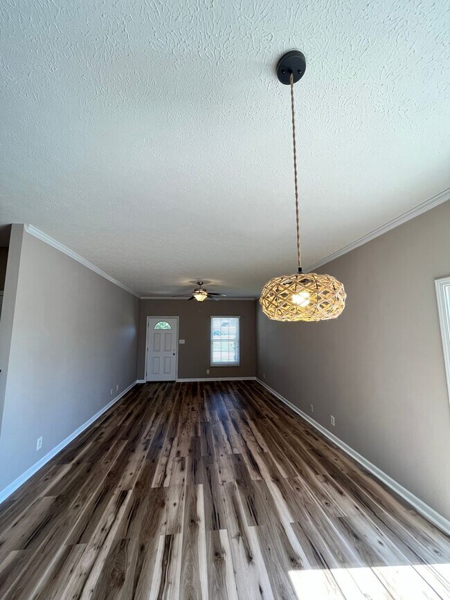 Building Photo - Cute as a Button Condo in a Great Location!