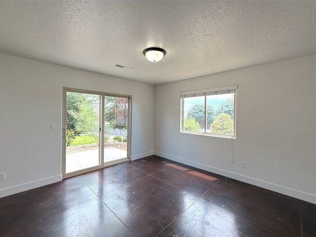 Building Photo - 4 bed, 2.5 bath duplex w/1 car garage