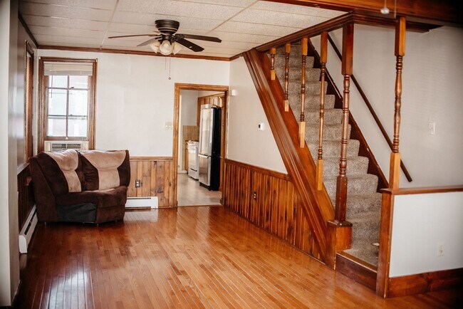 Foto del edificio - 3 Bedroom, 2 Bath Rown Home, 1st Floor Features 1 Bed and 1 Bath