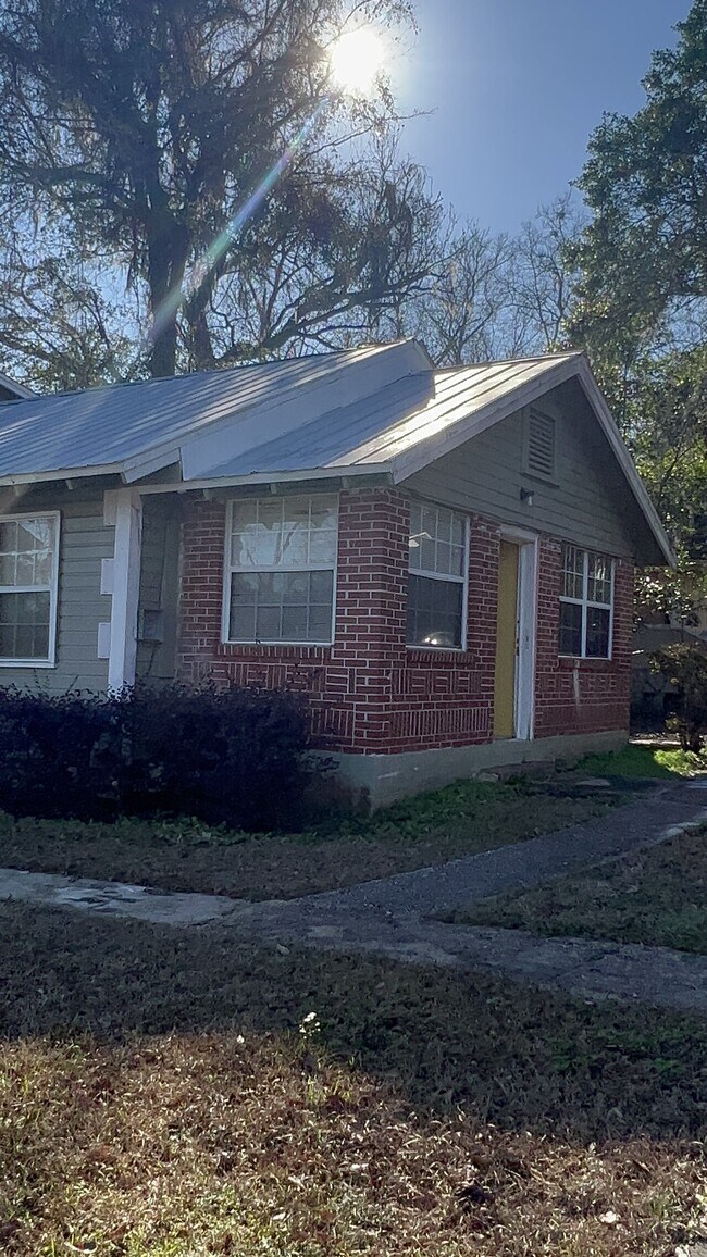 211 Jakes & Patterson St Unit 2, Tallahassee, FL 32301 Condo for Rent in Tallahassee, FL