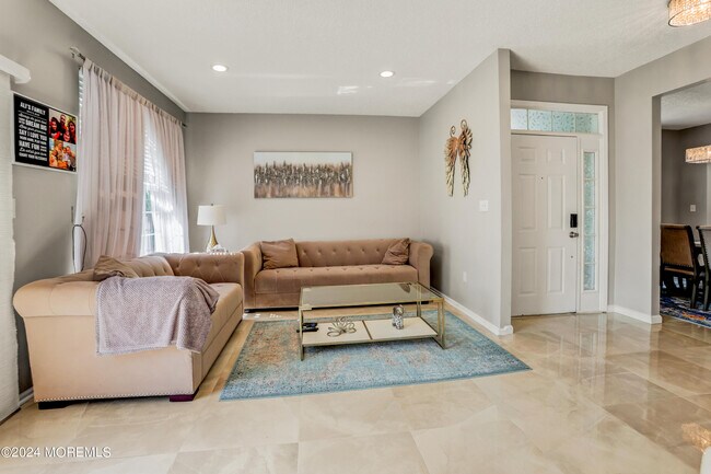 Building Photo - 17 Austin St