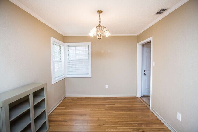 Foto del edificio - "Charming 3-Bedroom Home on 31st with Gleaming Hardwood Floors and 2 Full Baths!"