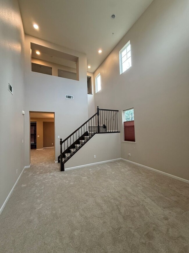 Building Photo - Private Cul-de-Sac Home in Gated Roseville Community with Views