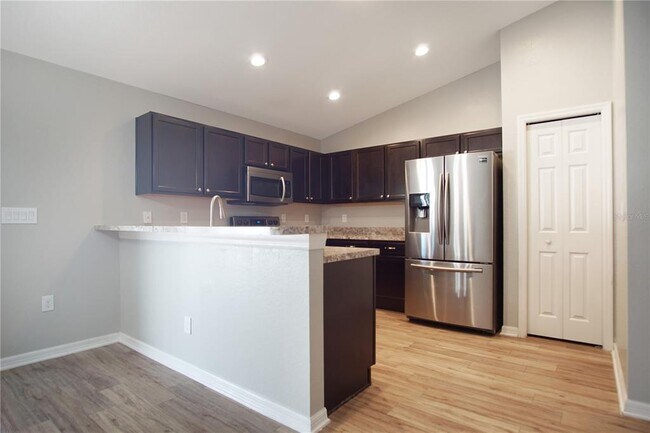 Building Photo - 661 Persian Dr