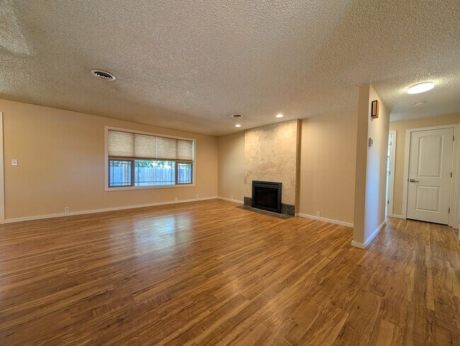 Building Photo - Fantastic 4-Bedroom, 2-Bath Home Located In West Eugene Barger Area